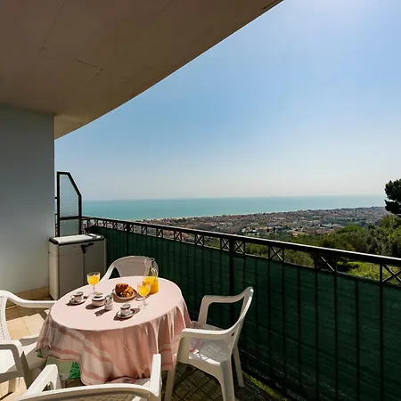 Guesthost - Sea View & Panoramic Terrace شقة