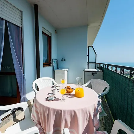 Guesthost - Sea View & Panoramic Terrace شقة *