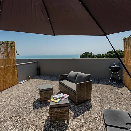 Guesthost - Sea View & Panoramic Terrace شقة *